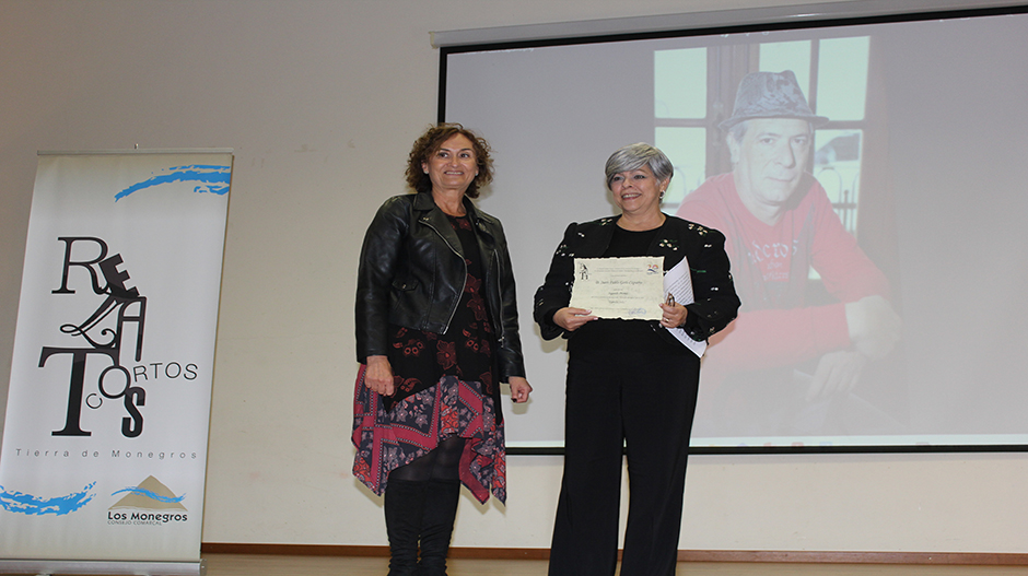 Olga Alastruey, junto a la representante del ganador del segundo premio, Juan Pablo Goñi. 