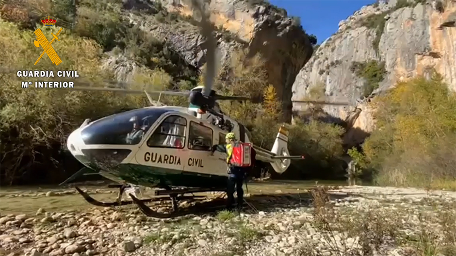El cuerpo del fallecido fue trasladado en el helicóptero de la Guardia Civil.