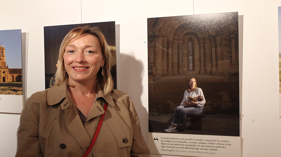 María Eugenia Guiral, junto a su retrato, realizado en el monasterio de Sijena.