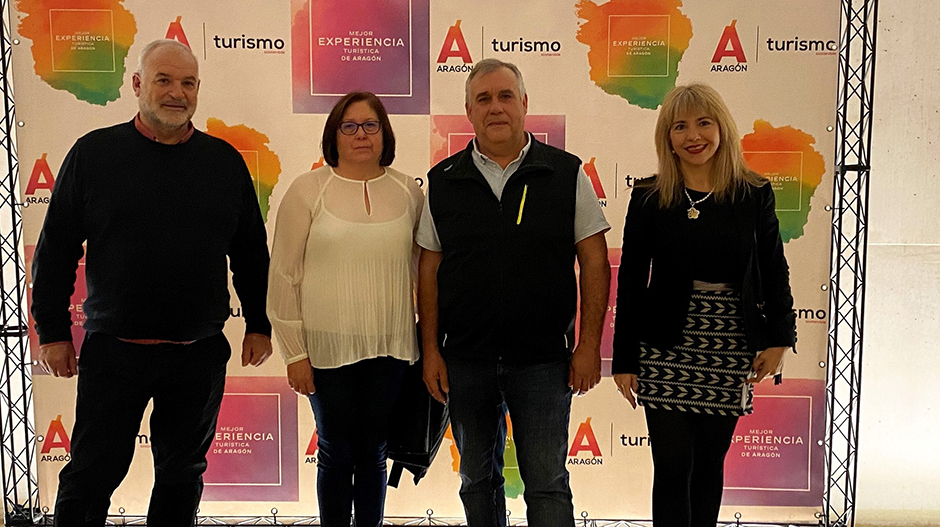 En el centro, Mari Paz Serrano y Ángel Biarge, junto al presidente de la Comarca, Armando Sanjuan, y la directora del área comarcal de Turismo, Natalia Arazo.