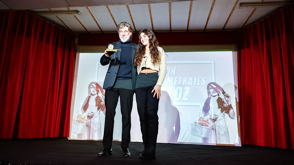 Armando del Río, con su Rosa del Desierto, junto a Andrea Fandos.