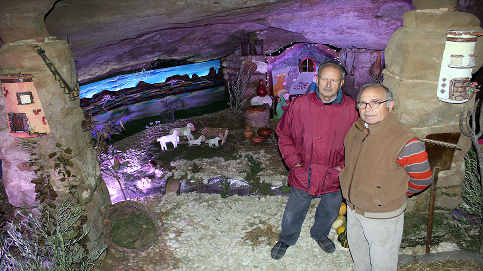 José María Rivarés y Ángel Pertusa, en la cueva en la que se ubica el belén.