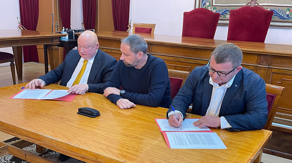 La firma ha tenido lugar este viernes en el salón de actos del ayuntamiento.