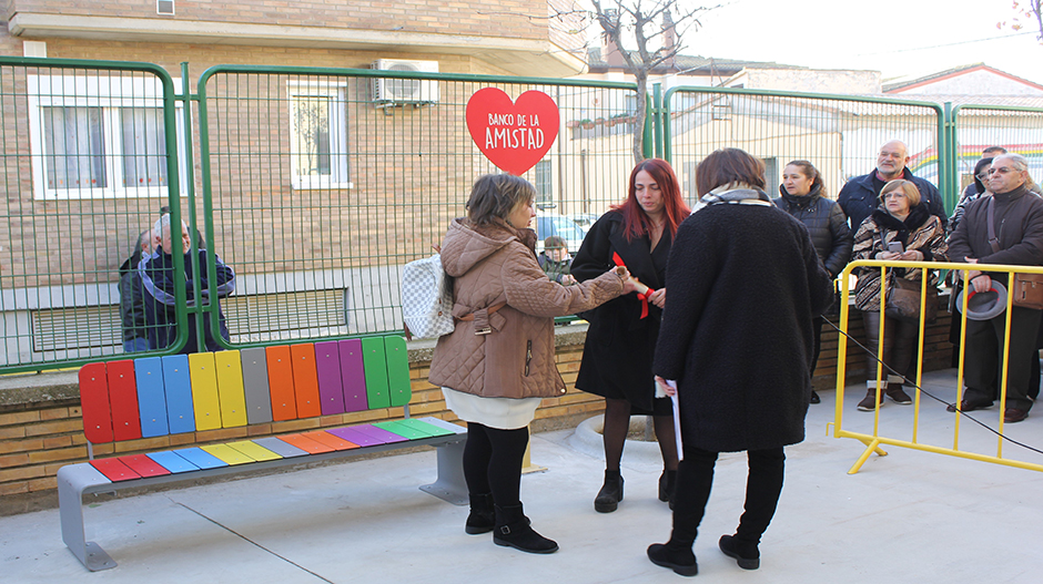 El banco de la amistad ha sido instalado en el patio del colegio de Grañén.