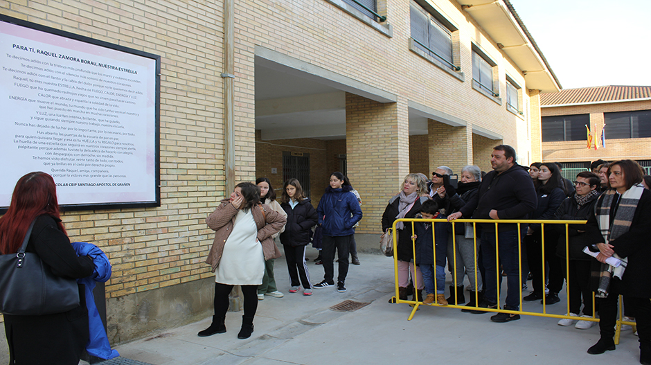 Una gran lámina recoge las palabras dedicadas por la comunidad educativa a Raquel Zamora.