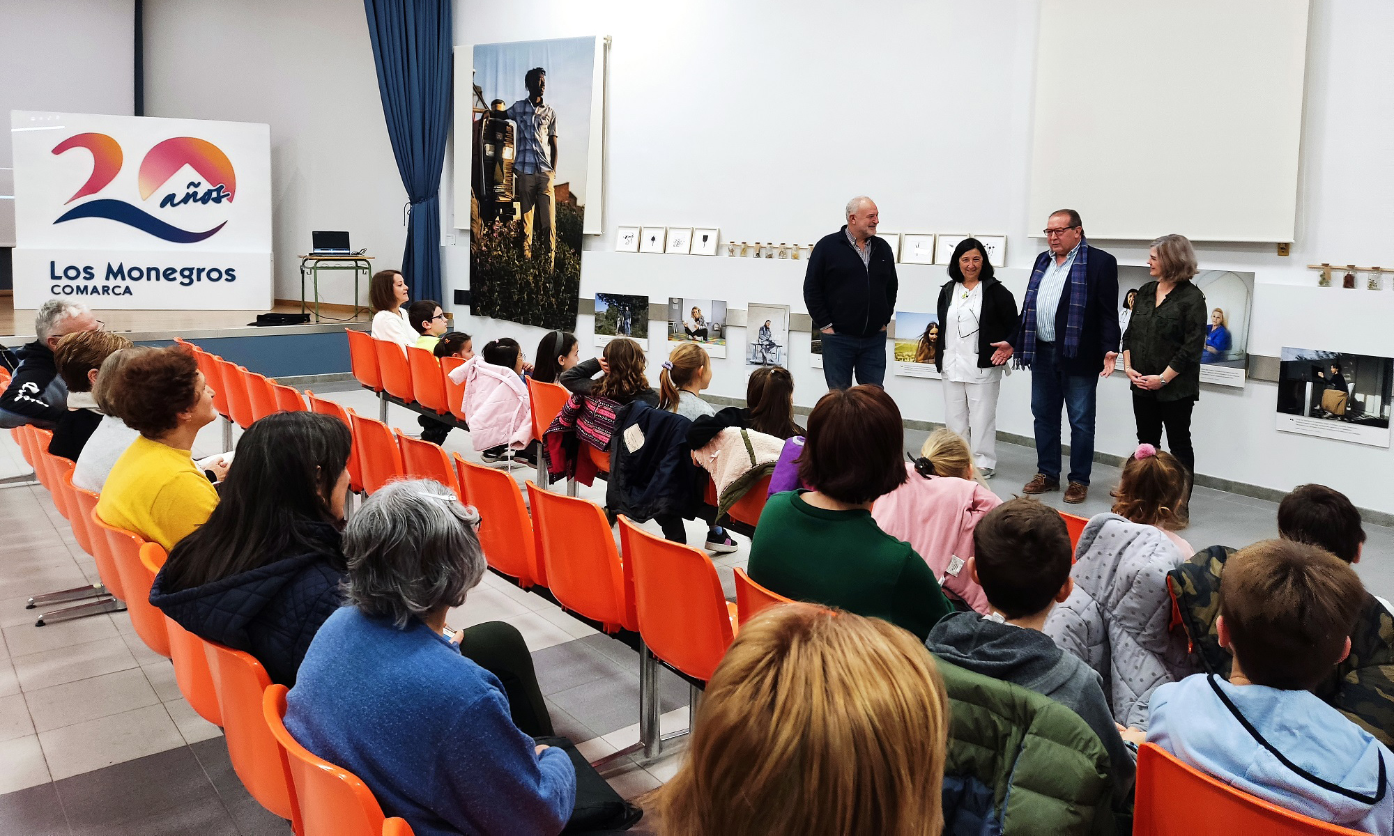 Al acto, acudieron profesores y alumnos del colegio local.