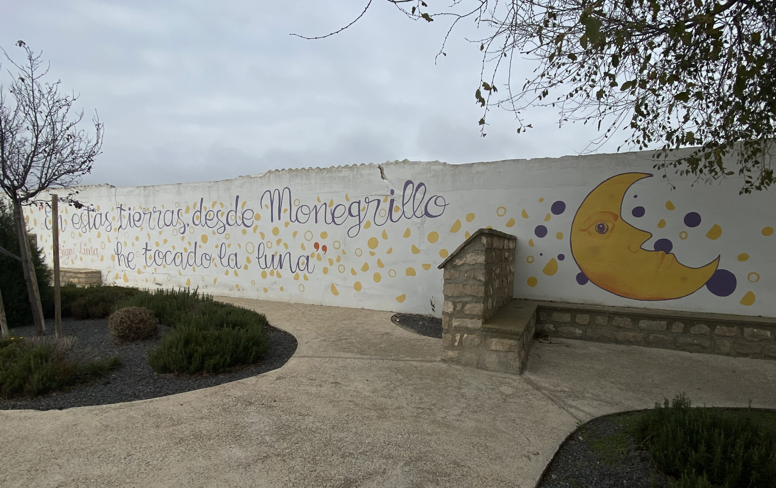 Mural pintado en Monegrillo con la frase pronunciada por Bigas Lunas durante el pregón de las fiestas del Pilar.