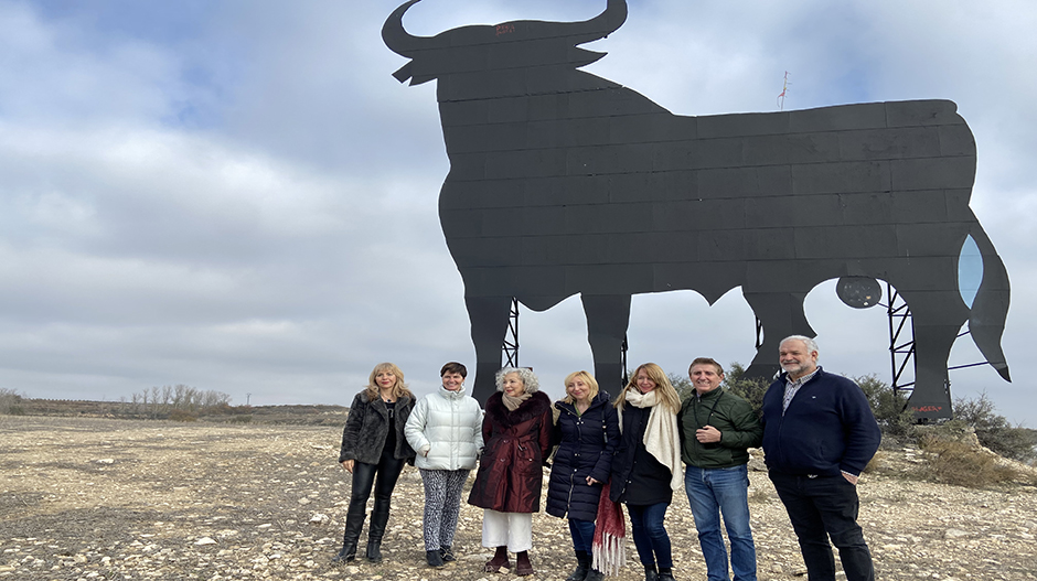 Una parte de los integrantes de la visita junto al toro de Osborne de Peñalba.