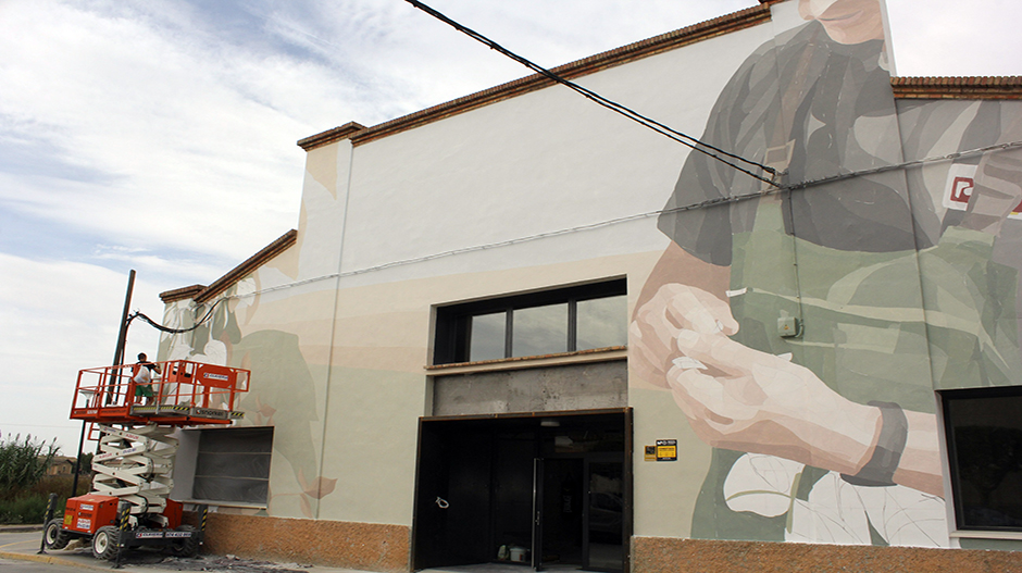 El mural ocupa la fachada del nuevo gimnasio municipal.