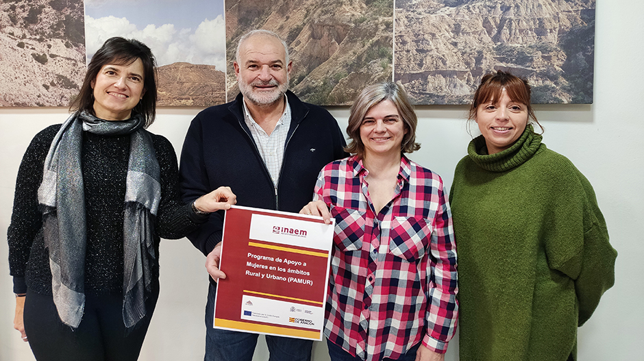 En el centro, el presidente de la Comarca, Armando Sanjuan, y la consejera de Desarrollo, Montse Ordovás, junto a las trabajadoras del área.