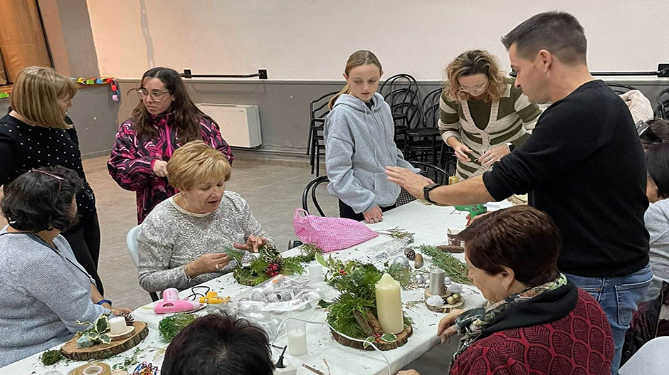 El colectivo organizó de forma reciente un taller de centros navideños.