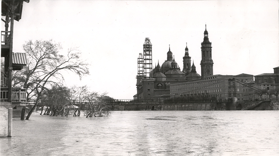 Imagen de la riada de 1954. Al fondo, el Pilar, en obras.