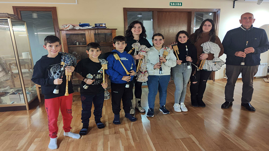 Imagen de algunos de los alumnos de la escuela de gaita y danza de Sena junto a su profesora, Nuria Montull.