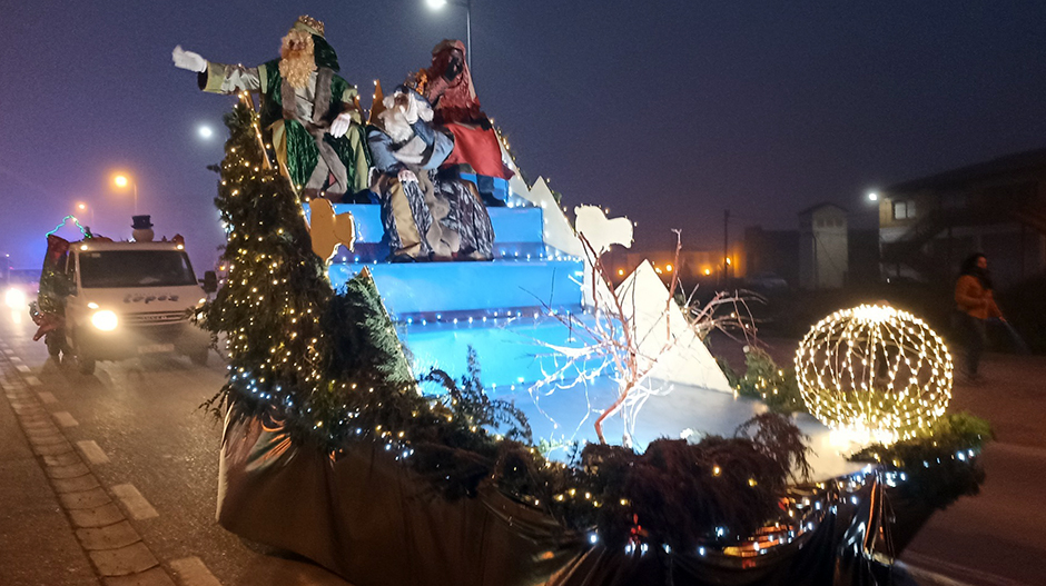 Melchor, Gaspar y Baltasar, durante el recorrido por las calles de Sariñena.