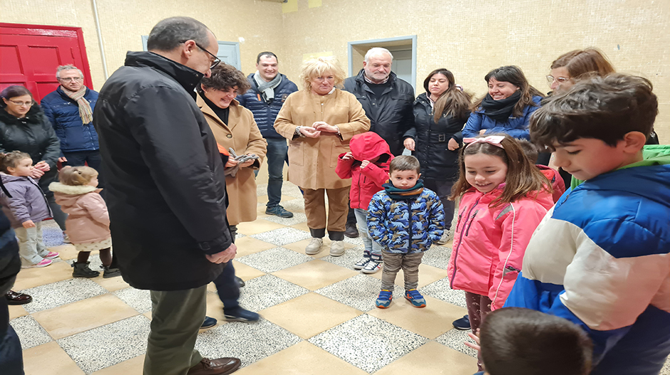 Autoridades y familias han acudido a la inauguración de la escuela infantil de Cartuja de Monegros.