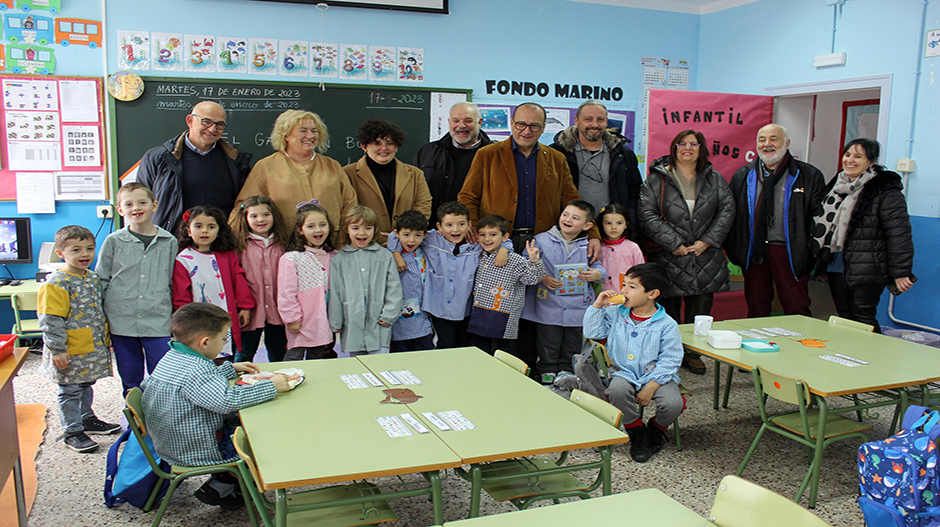 También ha habido foto de familia en una de las aulas visitadas.