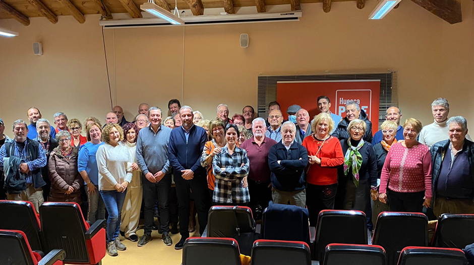 Foto de familia del encuentro socialista organizado en Sariñena.