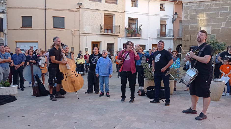 Amigos, vecinos, exalumnos y compañeros llenaron las calles de Sena durante el homenaje a Pilar Monter.