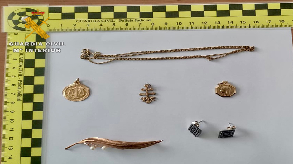 Imagen de algunas de las joyas recuperadas por los agentes de la Guardia Civil.