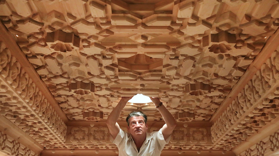 Paco Luis Martos ha reproducido ya cinco de los doce artesonados del monasterio de Sijena.