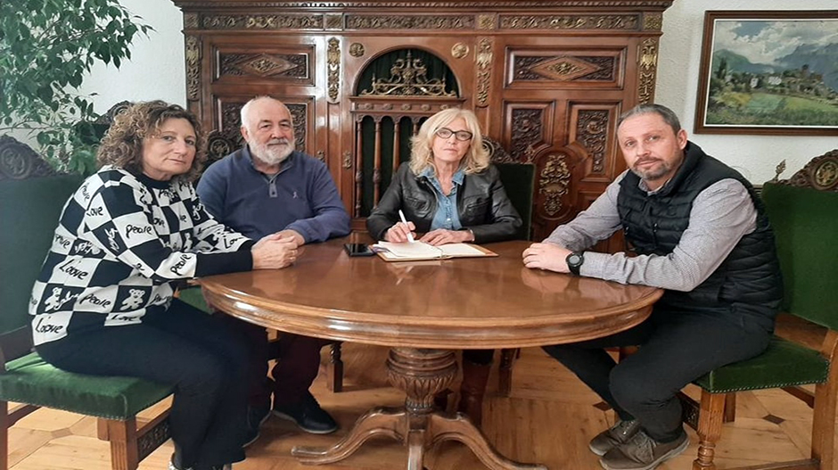 En el centro, Silvia Salazar, junto a los representantes del Ayuntamiento de Sariñena.