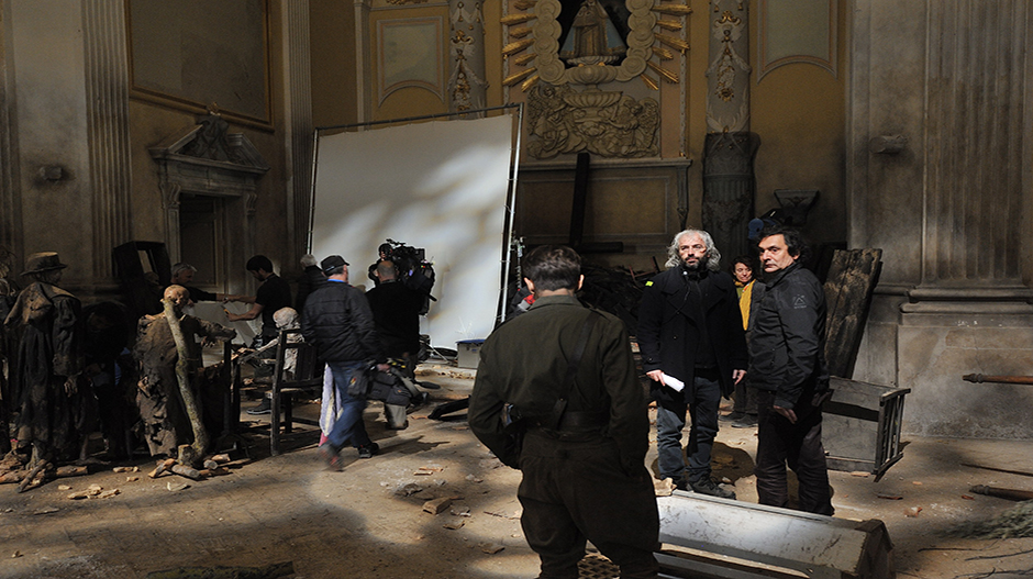 A la derecha de la imagen, Villaronga durante el rodaje de 'Incierta Gloria' en la Cartuja de Las Fuentes.