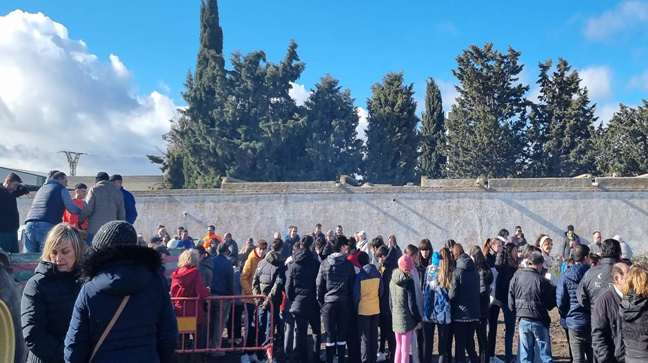 Los vecinos se han reunido junto a la ermita, donde ha habido misa, bendición y reparto de bocadillos.