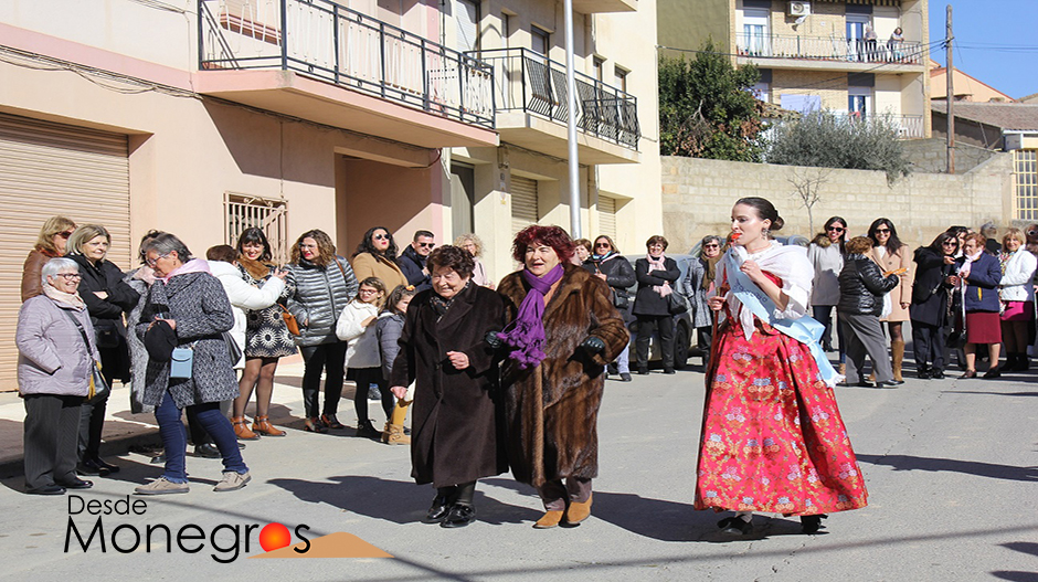 A la derecha, Pilar Ortas animando en su recorrido a dos de las veteranas participantes en las carreras de rosca.