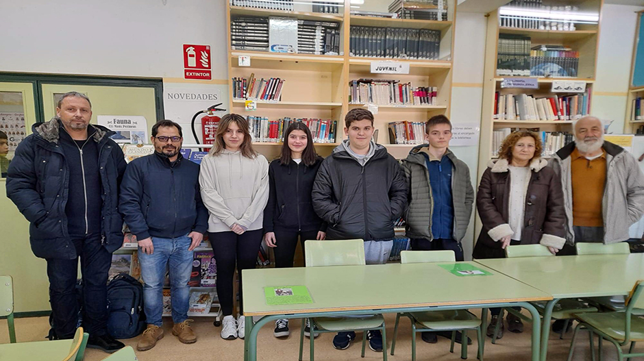 Imagen de responsables municipales y docentes junto a los alumnos seleccionados.