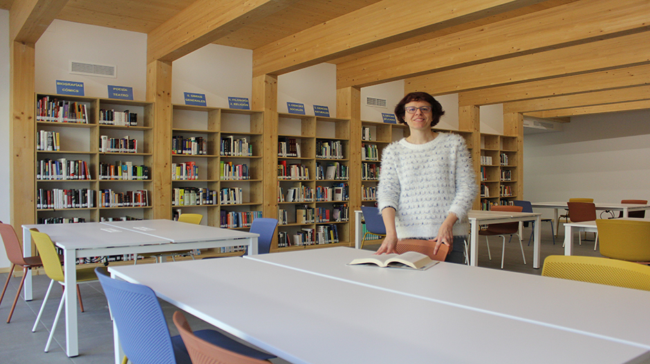 María Ángeles Satué, en una de las nuevas salas de la biblioteca municipal.