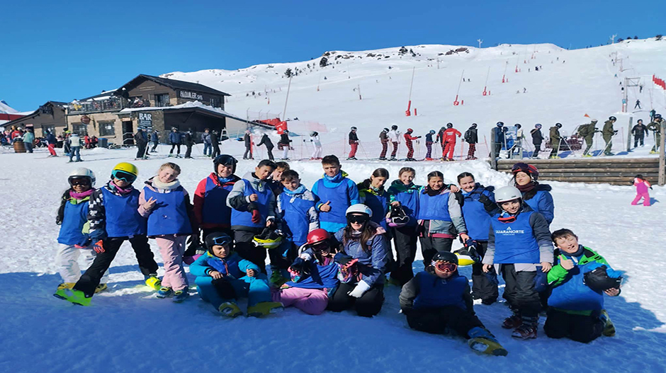 Imagen de uno de los grupos escolares durante su estancia en las estaciones de esquí.