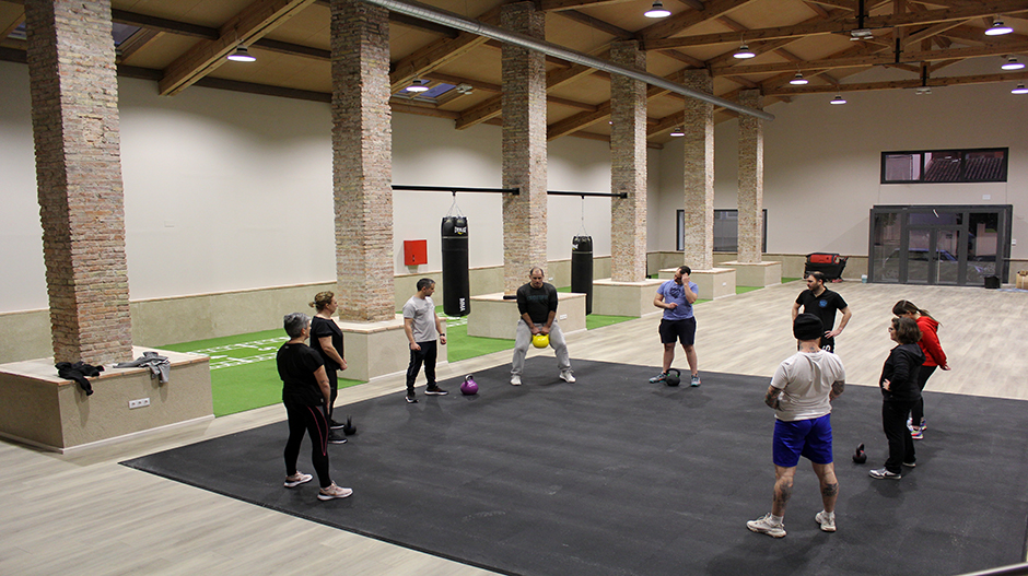 El gimnasio municipal ocupa alrededor de 700 metros cuadrados.