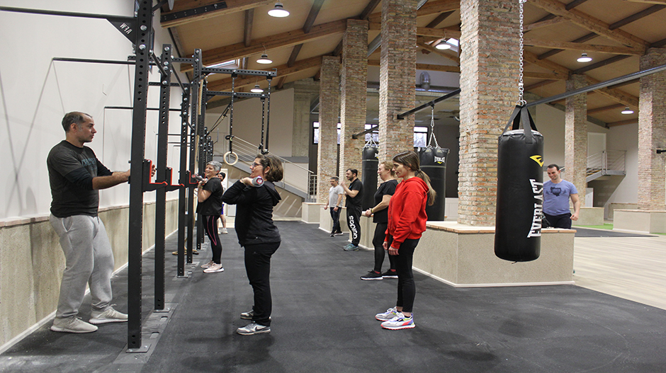 Imagen de la primera sesión de crossfit llevada a cabo en el gimnasio municipal de Grañén.