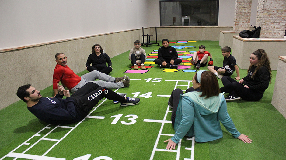 Usuarios de la primera clase de boxeo desarrollada en las nuevas instalaciones deportivas.