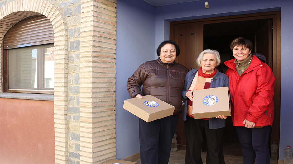 Los vecinos han recibido su roscón en casa. De los 250, 75 esconden premios.