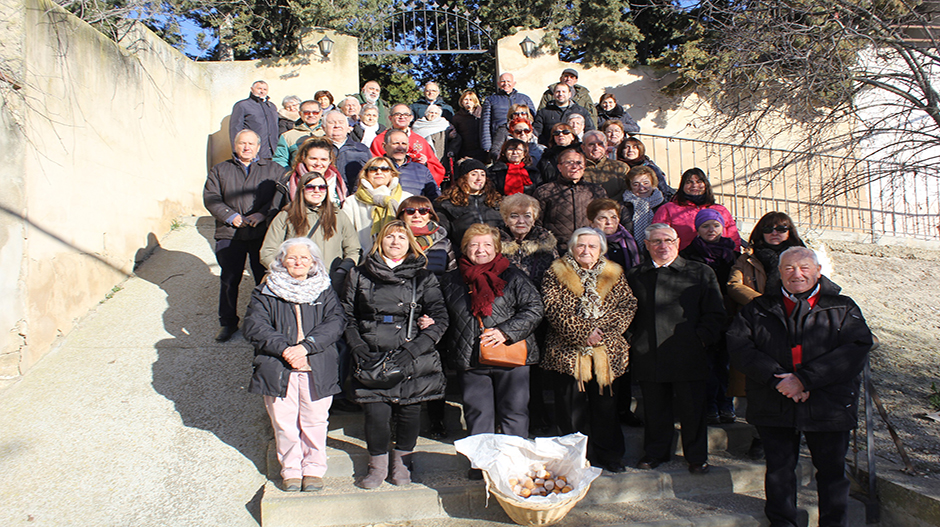 Un grupo de vecinos posa en las escaleras de acceso a la ermita de San Blas.