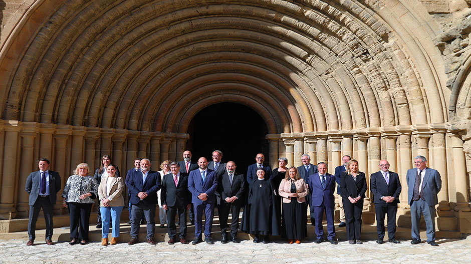 Los consejeros y consejeras, junto a otros de los asistentes, han posado en la puerta de acceso a la iglesia.