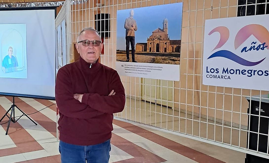 Alberto Lasheras, justo delante de su retrato, realizado por el fotógrafo Álvaro Calvo.