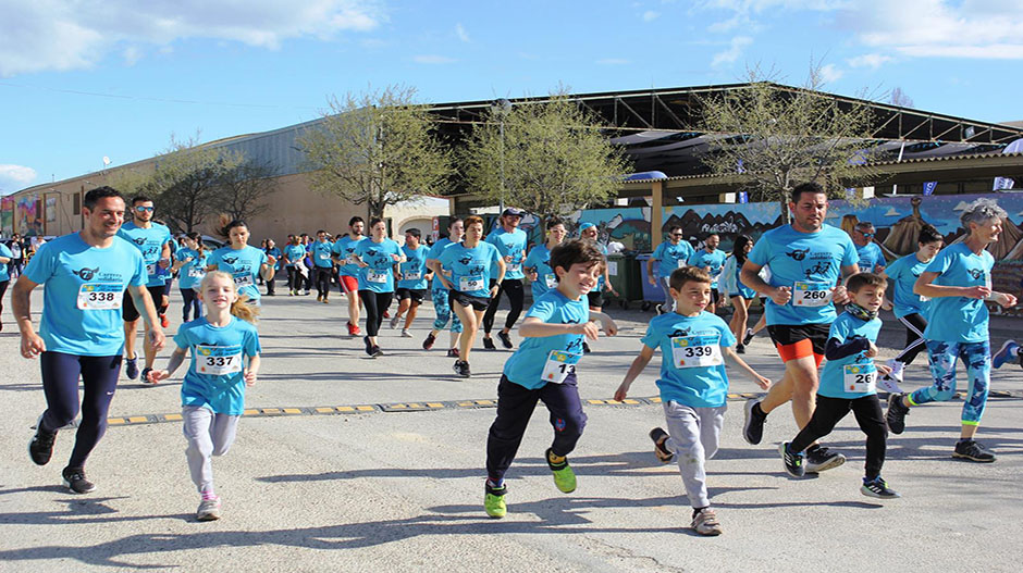 Niños y adultos han participado en la carrera solidaria.