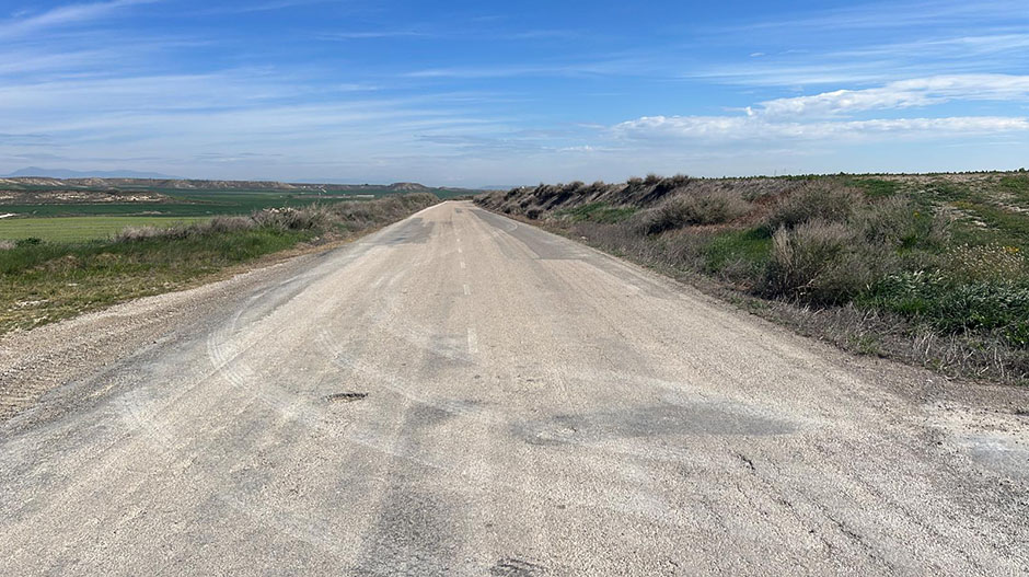 Imagen de la carretera que une las localidades de Alcubierre y Cantalobos.