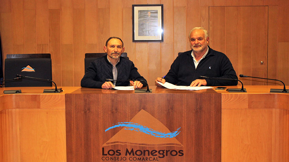 Eduardo Munuera y Armando Sanjuan durante la firma del convenio.