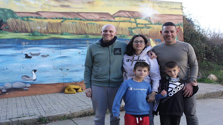 Ramón Mur, Mireia Peralta y Raúl Pelegrín, junto a los dos menores, Alejandro e Iker. 