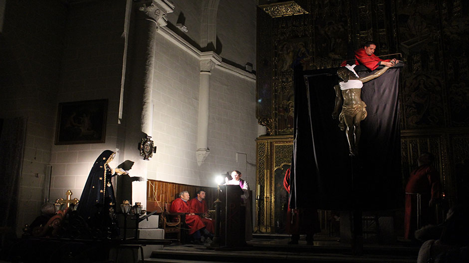 El Abajamiento del Cristo de Castejón de Monegros es uno de los más singulares de la Semana Santa en Monegros.