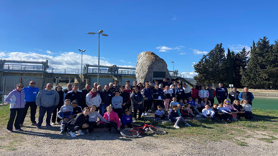 Foto de grupo junto al Abrazo de Tardienta.