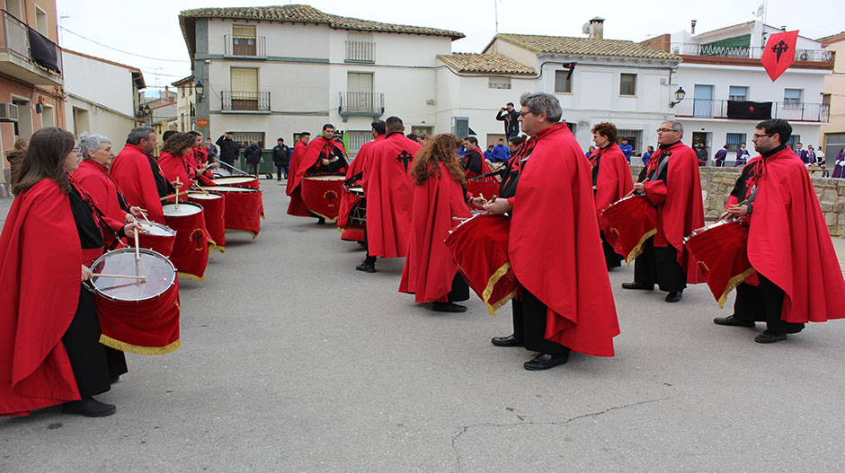 Imagen de archivo de uno de los encuentros celebrados en Grañén. En primer plano, el grupo de tambores de la cofradía local.