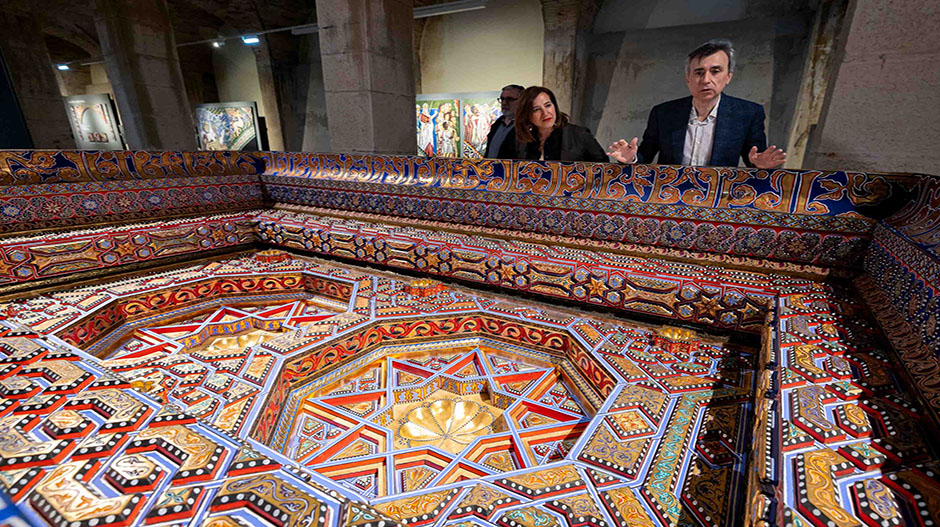 Juan Naya y la vicealcaldesa Sara Fernández, junto a la réplica de uno de los artesonados de Sijena.