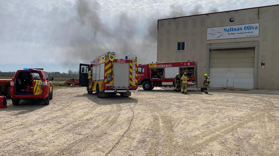 Hasta el lugar, han acudido dotaciones de los parques de bomberos de Huesca, Sariñena y Barbastro.