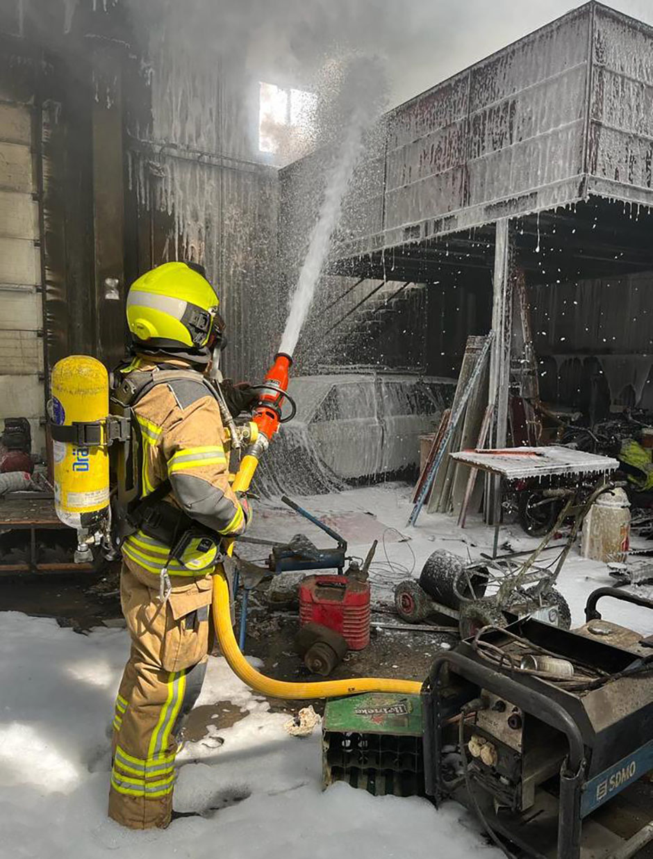 Uno de los bomberos trabajando en el interior de la nave afectada. DPH