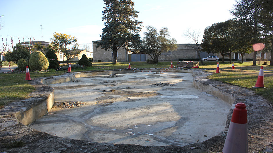 El estanque de agua de la plaza de Valfonda de Santa Ana está siendo impermeabilizado.