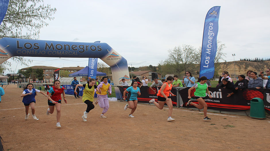 Imagen de una de las pruebas de atletismo disputada en las pistas de Sariñena.